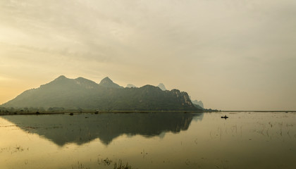 电脑放了很久后开机显示无信号？